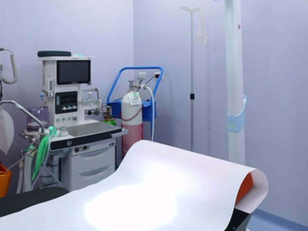 Sala operatoria con lampada scialitica